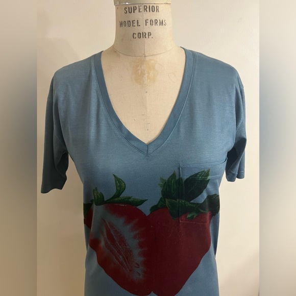 Go Couture Strawberry Graphic V-Neck Tee size M - Picture 4 of 8
